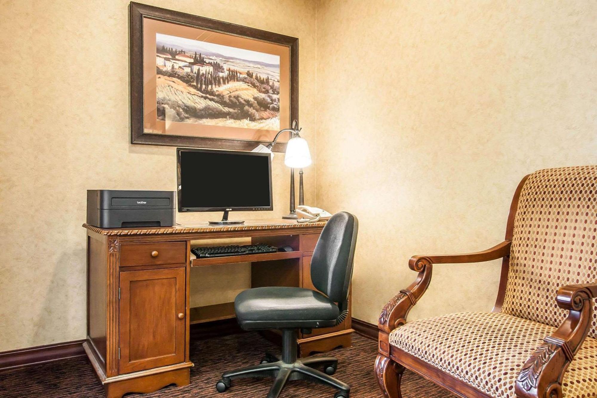 Comfort Inn & Suites Mcminnville Wine Country Bagian luar foto